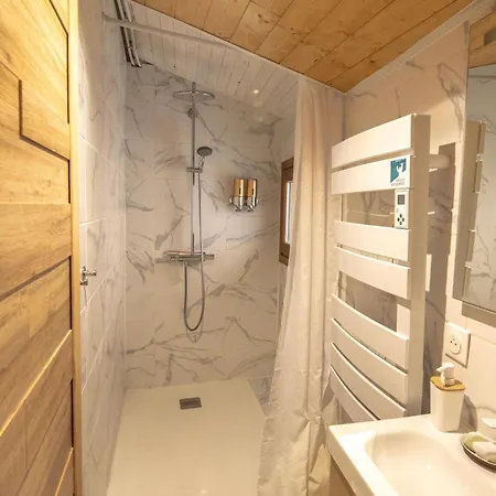 De Montagne Style Sur Le Quai Saint Laurent Et Bastille Apartman